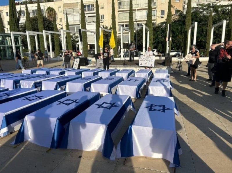 Los 27 ataúdes colocados por manifestantes en una plaza pública del centro de 