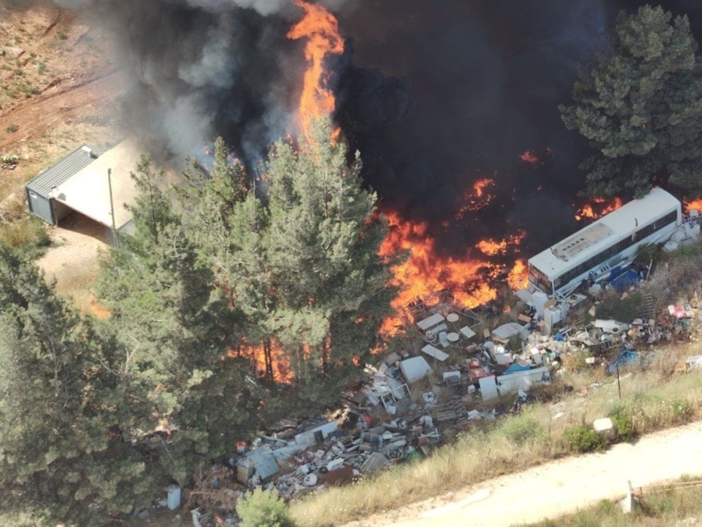 Incendio en el asentamiento de Al -Matula al norte de la Palestina ocupada como resultado de un ataque de la Resistencia de Líbano.