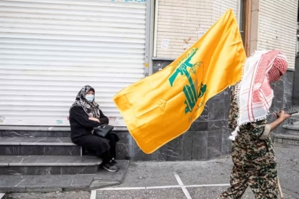 Un manifestante iraní sostiene la bandera de Hezbolá durante una marcha pro palestina en Teherán el 13 de octubre de 2023. (Foto: Agencias)