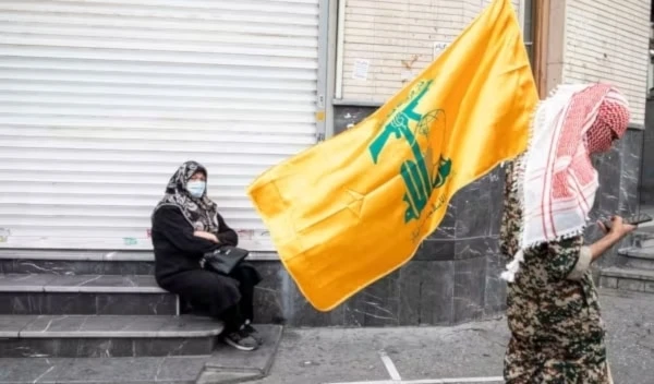Un manifestante iraní sostiene la bandera de Hezbolá durante una marcha pro palestina en Teherán el 13 de octubre de 2023. (Foto: Agencias)