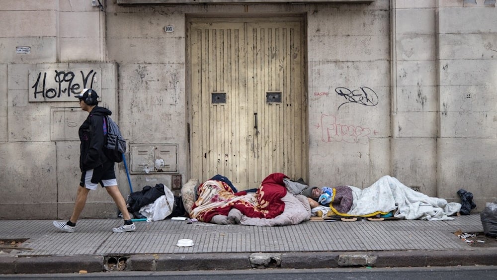 Personas sin hogar duermen frente a la entrada de un edificio en Buenos Aires, Argentina. Foto: Gettyimages