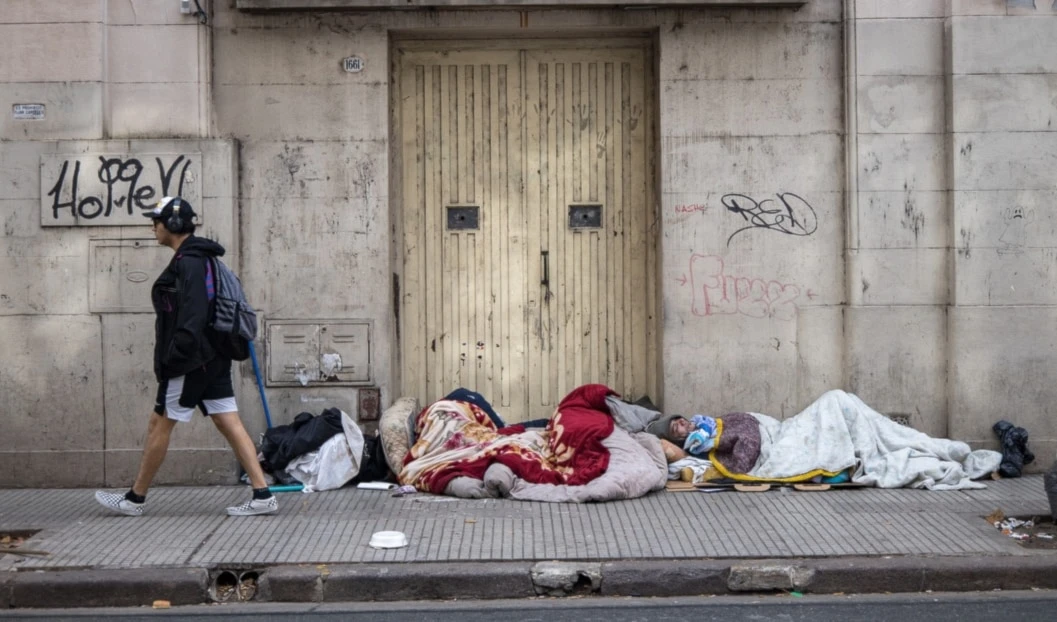 Personas sin hogar duermen frente a la entrada de un edificio en Buenos Aires, Argentina. Foto: Gettyimages Personas sin hogar duermen frente a la entrada de un edificio en Buenos Aires, Argentina. Foto: Gettyimages