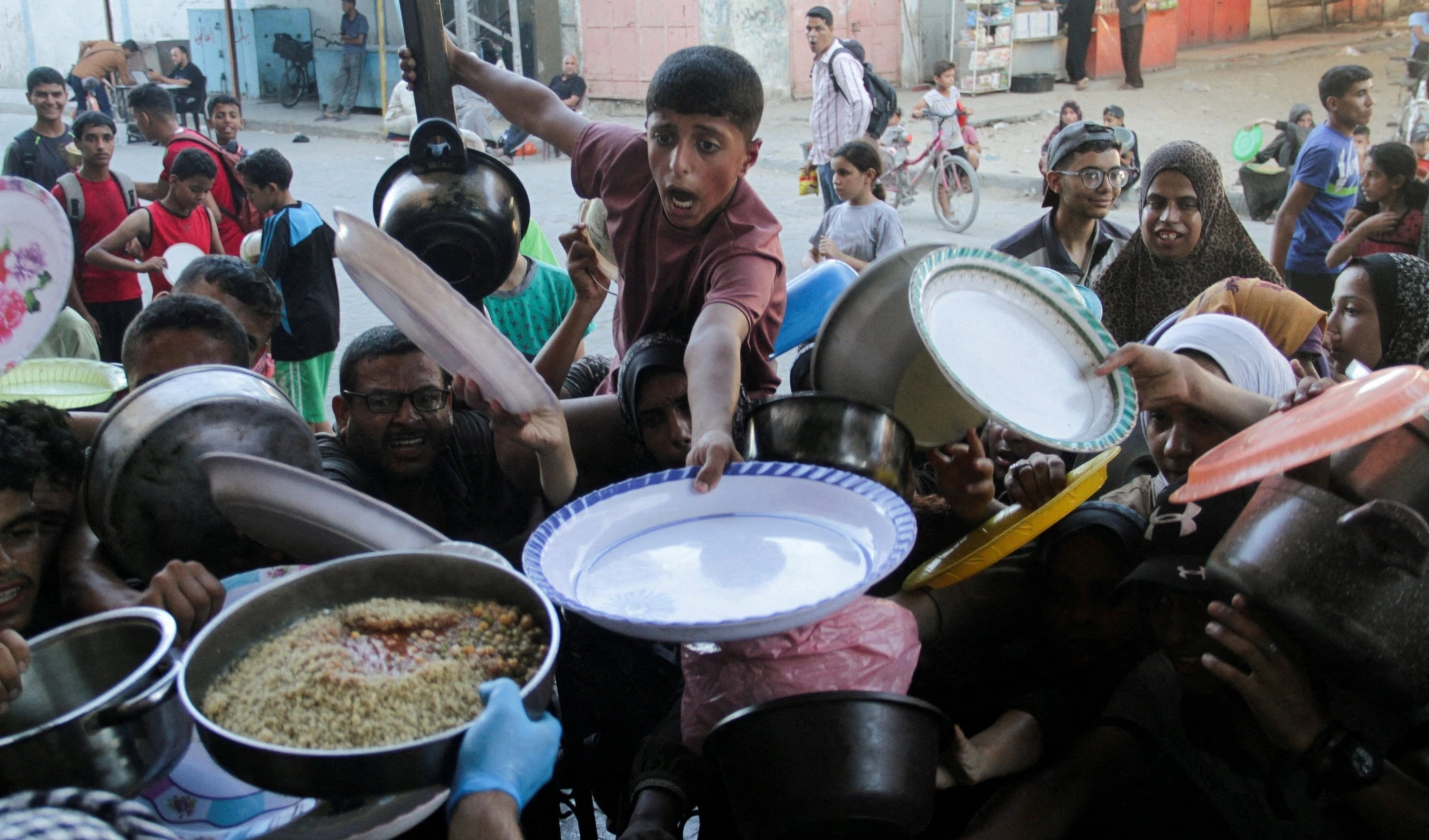 La entrega de los alimentos se redujo en 35 por ciento durante el mes de agosto, en comparación con las 700 mil servidas en julio, afirmó el portavoz de la ONU.