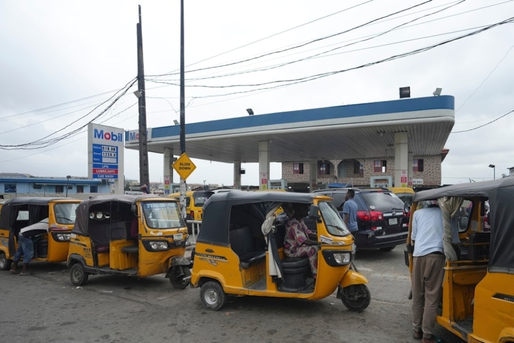 Conductores hace cola para comprar combustible en una gasolinera en Lagos, Nigeria. 31 de julio de 2024 (Foto: AP)