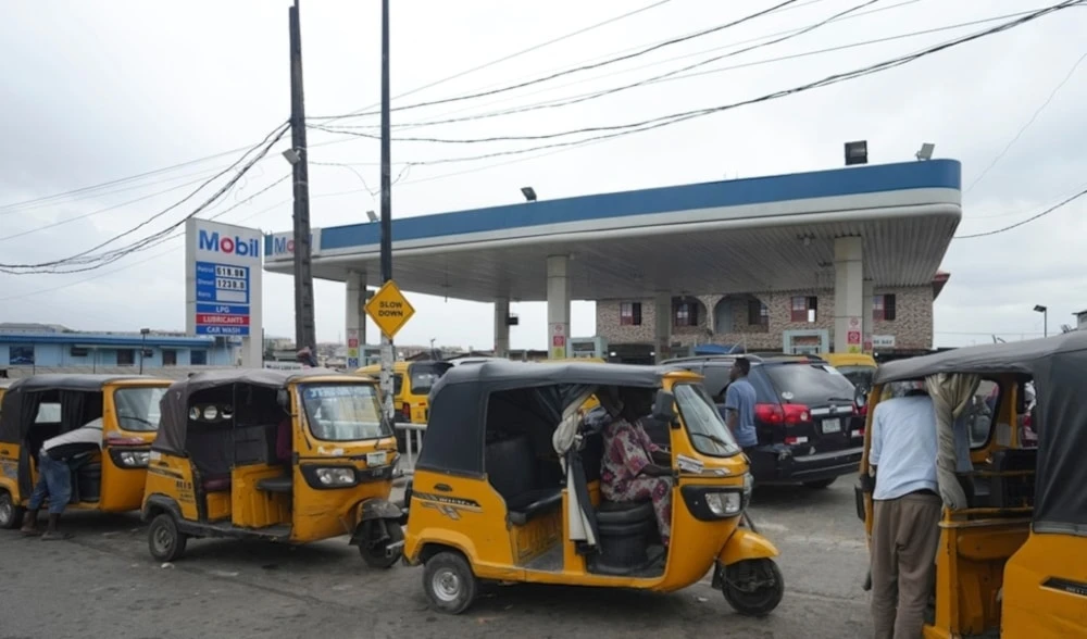 Conductores hace cola para comprar combustible en una gasolinera en Lagos, Nigeria. 31 de julio de 2024 (Foto: AP)
