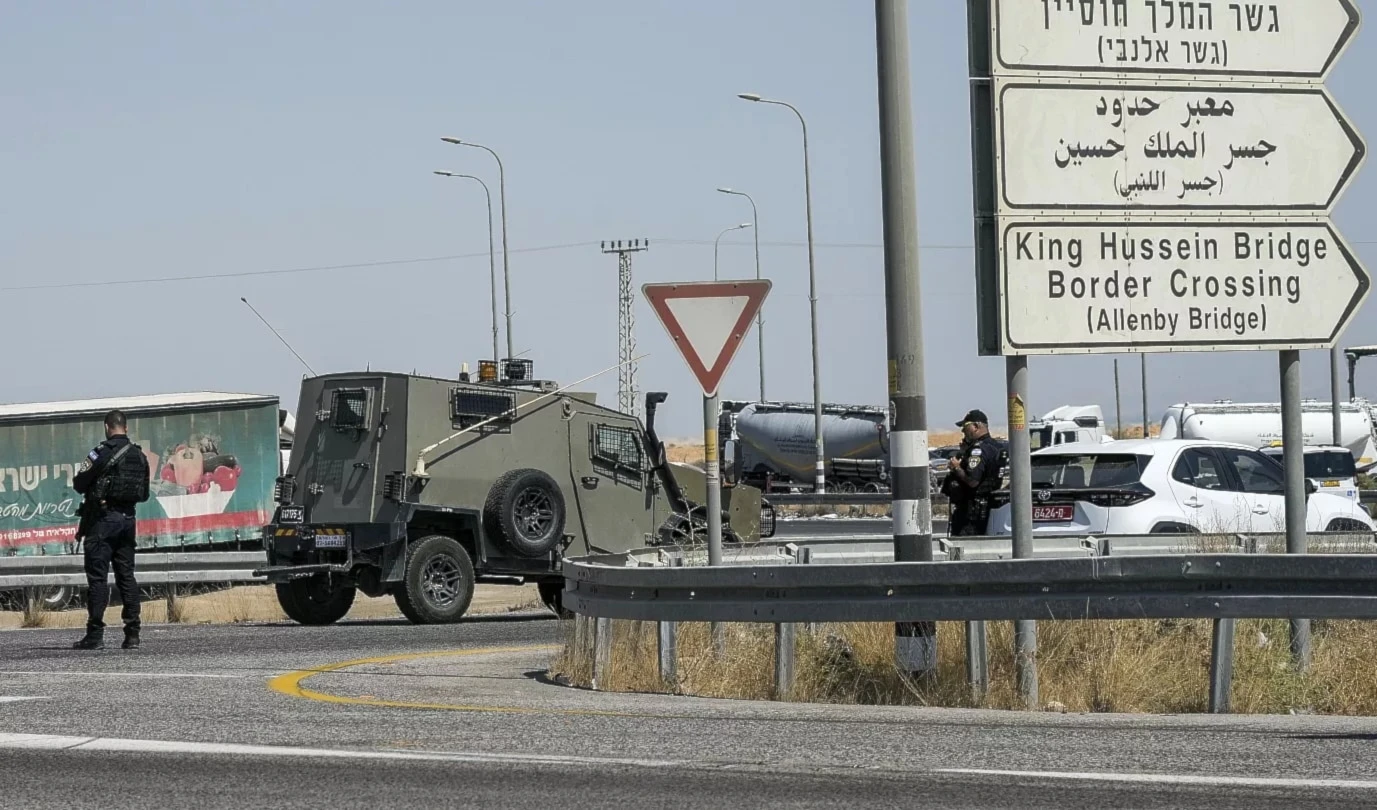 Tras la operación del domingo, "Israel" cerró todos los pasos fronterizos con Jordania y los abrió este lunes solo para el tráfico peatonal. (Foto: AFP)