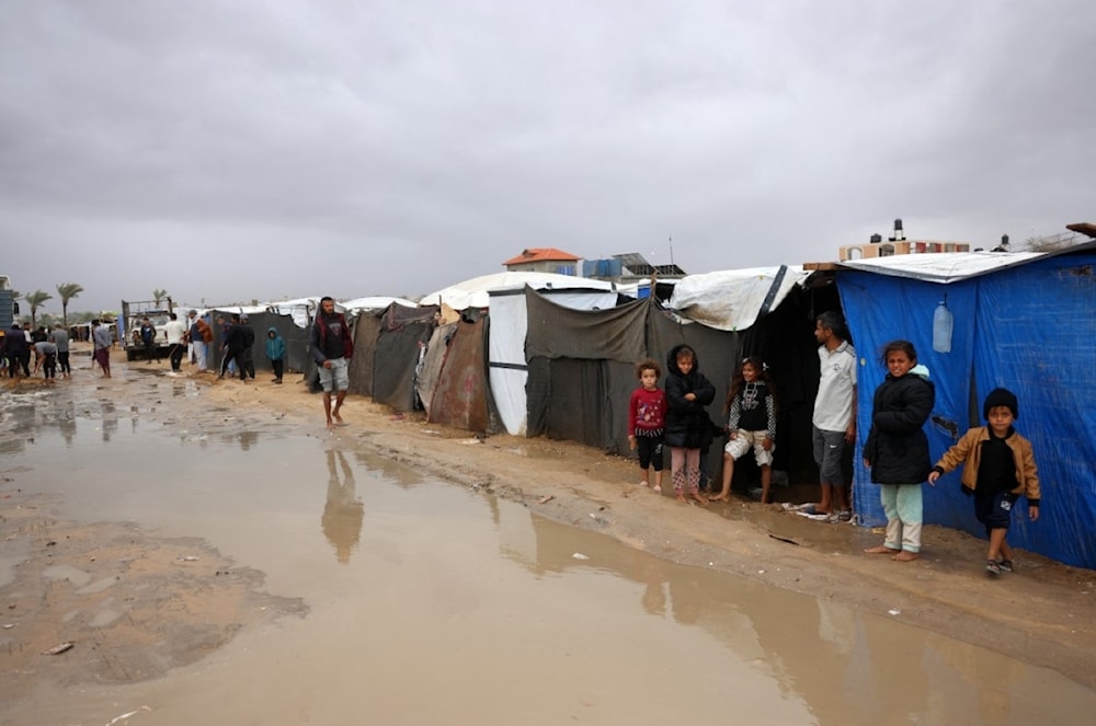 Las fuertes precipitaciones inundan los campamentos para los palestinos refugiados en Gaza.  