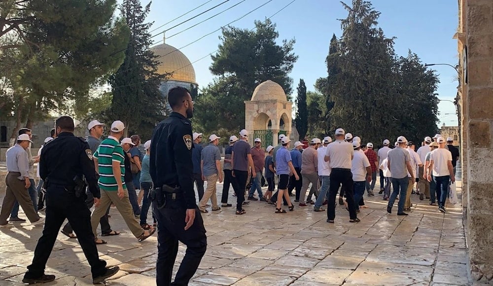 Colonos israelíes irrumpen en la mezquita Al-Aqsa.