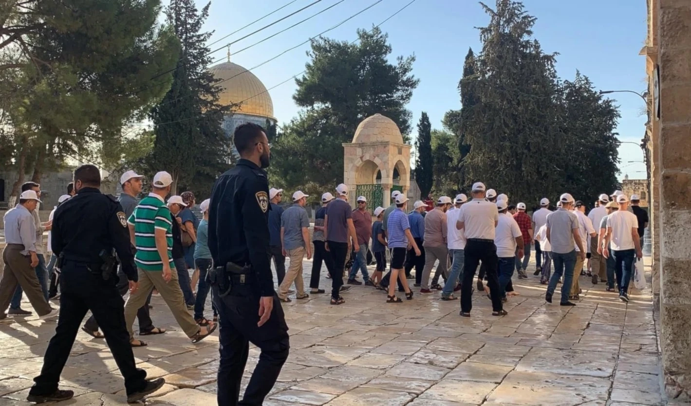 Colonos israelíes irrumpen en la mezquita Al-Aqsa.