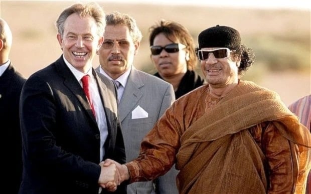 Encuentro entre el primer ministro de Reino Unido, Tony Blair, y l extinto expresidente de Libia, Muammar Ghaddafi.