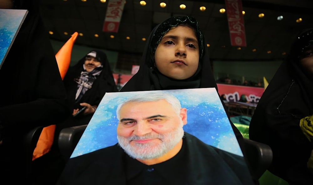 Una niña iraní sostiene un retrato de Qassem Suleimani, quien murió en un ataque con aviones no tripulados estadounidenses el 5 de enero de 2020. (Foto: The Guardian)
