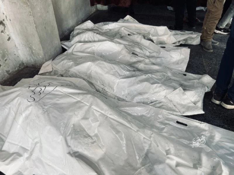 Mártires de un bombardeo israelí en el barrio de Al Shujaiya, al este de Gaza.