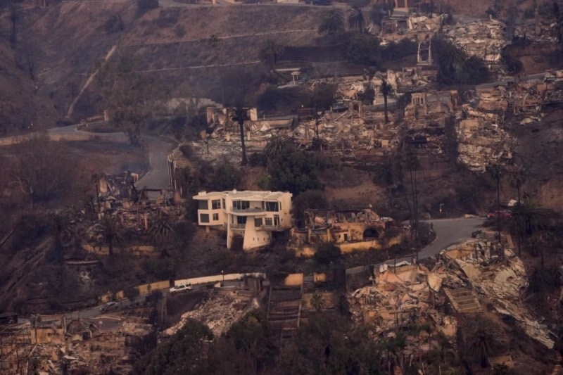 Más de nueve mil edificios dañados en incendios en Los Ángeles, EE.UU. Foto: AP. 