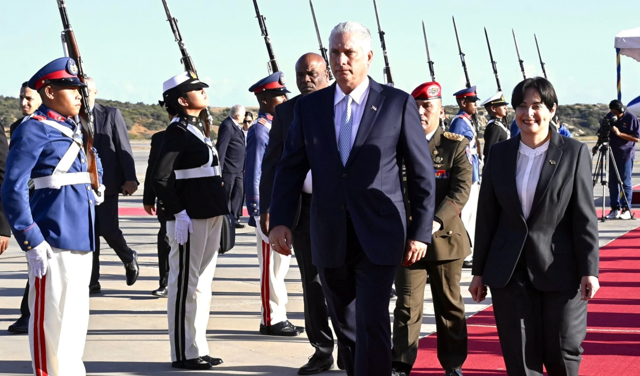 El presidente cubano, Miguel Díaz-Canel fue recibido por Gabriela Jiménez, vicepresidenta sectorial para ciencia, tecnología, educación y salud de Venezuela.