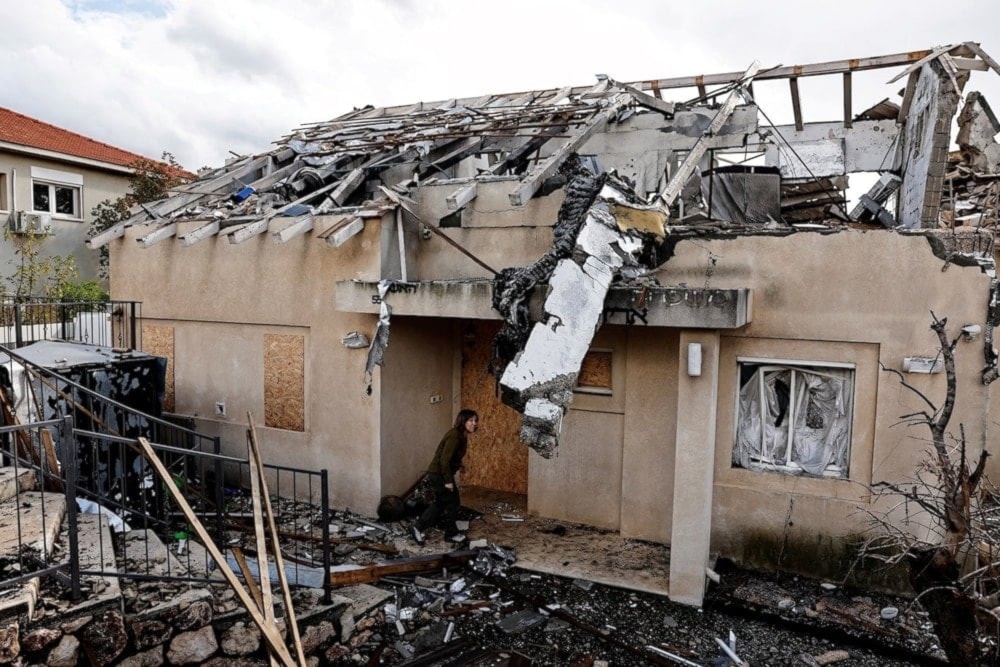 Casa destruida en el asentamiento Metulla por el impacto de misiles de Hizbullah (Foto: Archivo-Reuters)