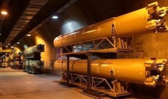 La base alberga misiles estratégicos de combustible líquido como Imad, Qadr y Qiam.