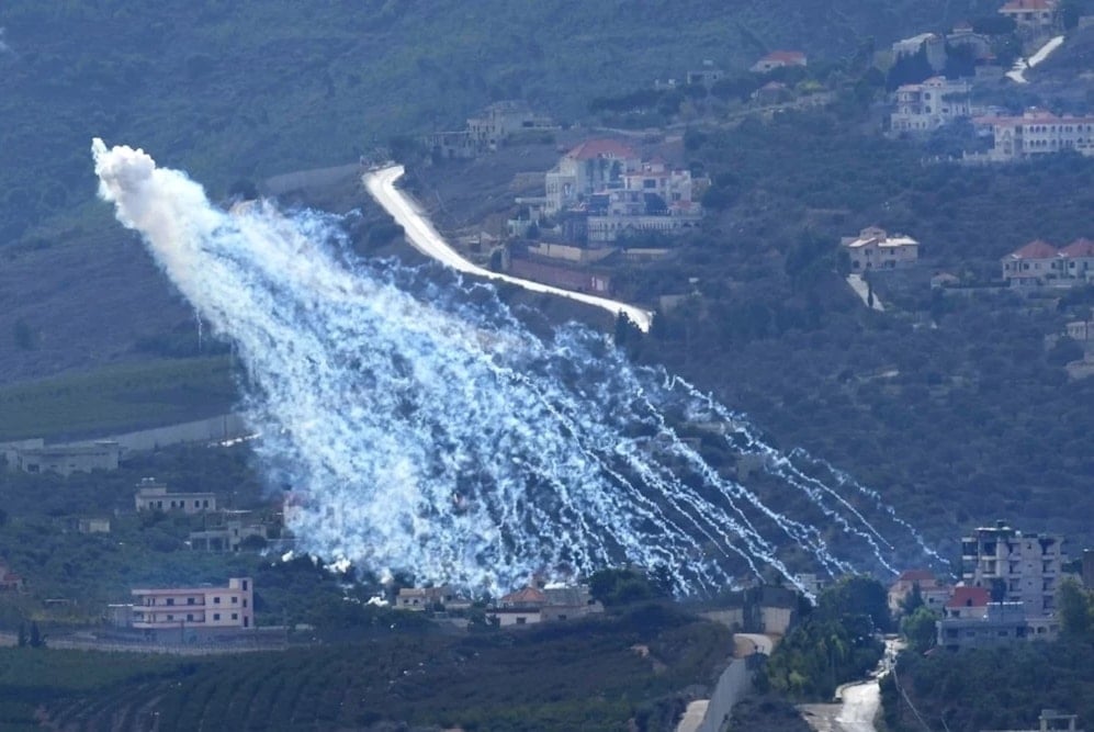 Bombardeo de artillería israelí con munición de fósforo blanco sobre Kafr Kila, sur del Líbano, el 22 de noviembre de 2023, (Foto: AP)