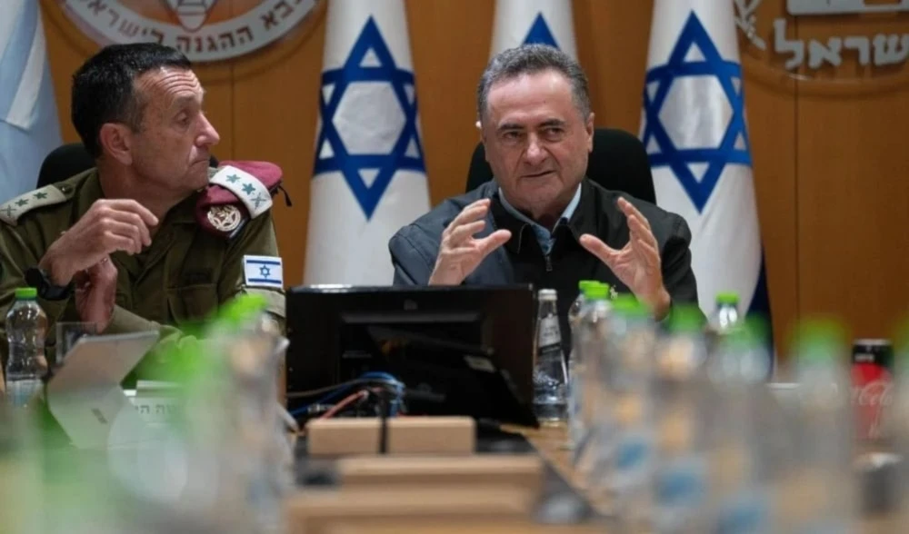 El jefe del Estado Mayor, Herzi Halevi, y el ministro de Seguridad, Yisrael Katz. (Foto: Medios de comunicación israelíes)
