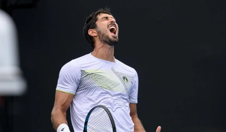 Tenista libanés accede a segunda ronda y amplía hazaña en Australia. Tenista libanés accede a segunda ronda y amplía hazaña en Australia.