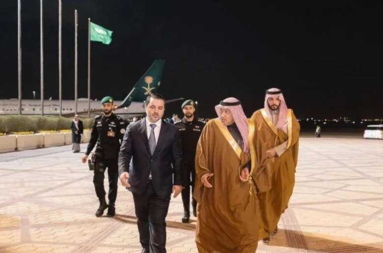 Viceministro de Asuntos Exteriores de Arabia Saudita, Walid Al-Khereiji, recibe al canciller de Siria, Asaad Al-Shaibani, a su llegada a Riad.