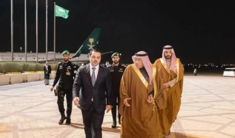 Viceministro de Asuntos Exteriores de Arabia Saudita, Walid Al-Khereiji, recibe al canciller de Siria, Asaad Al-Shaibani, a su llegada a Riad.
