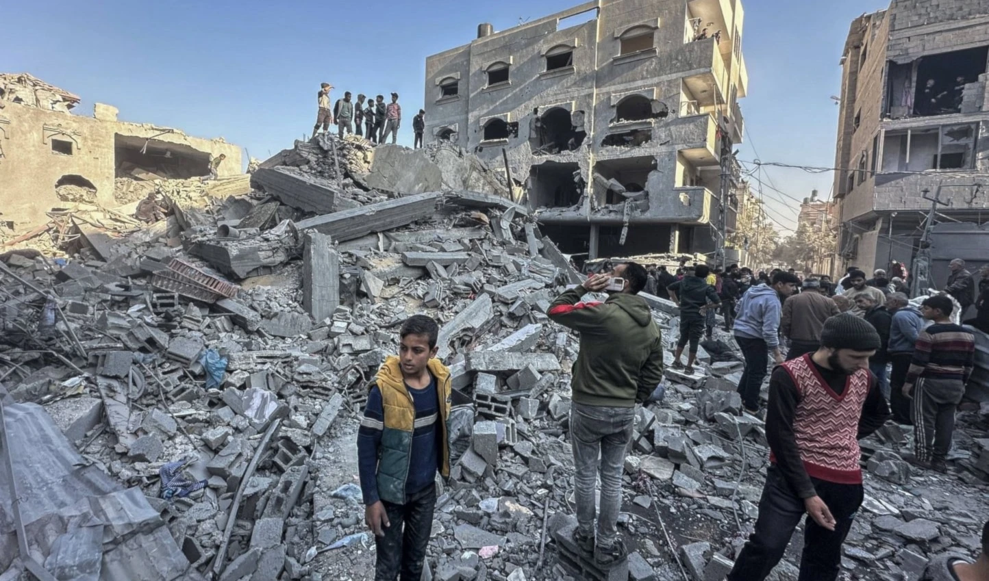 Efectos de los ataques israelíes al campamento de Al-Nuseirat en el centro de la Franja de Gaza.