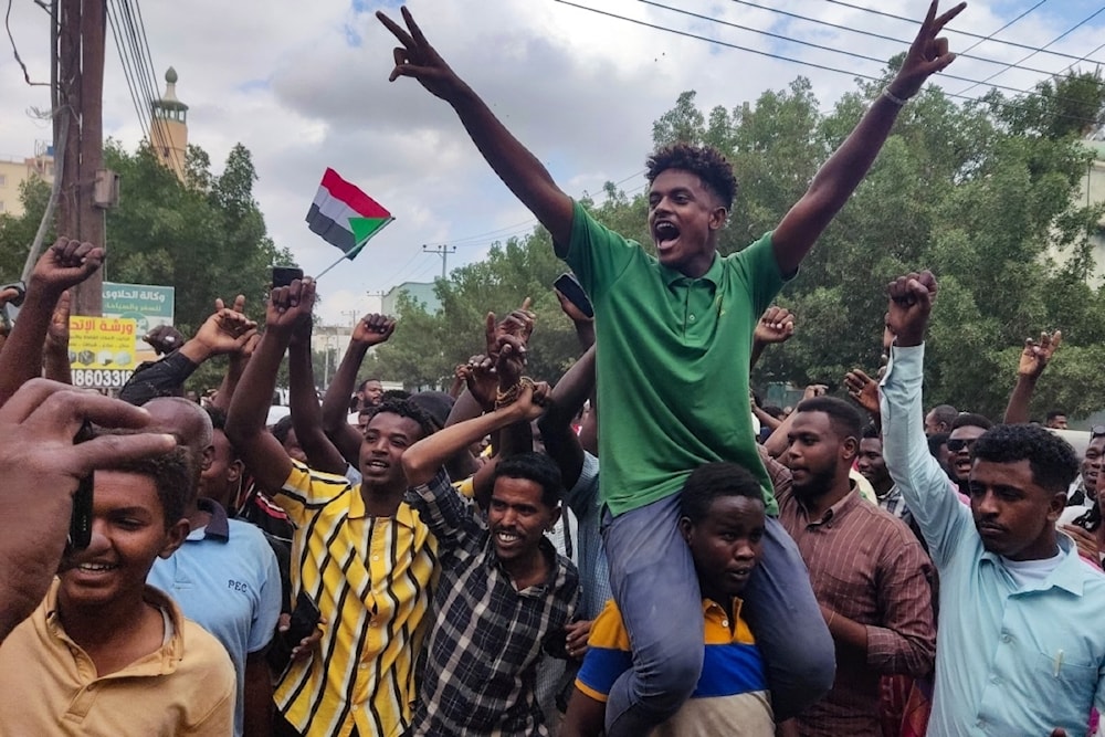 Sudaneses celebran avance del ejército en la ciudad de Wad Madani.