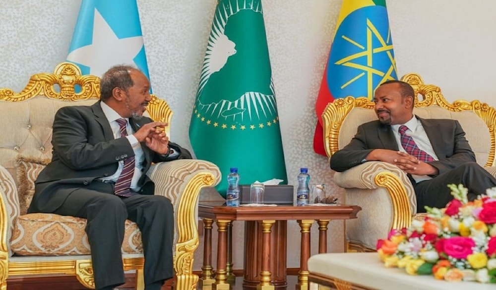 El presidente somalí, Hassan Sheikh Mohamud, y el primer ministro de Etiopía, Abiy Ahmed, durante su encuentro en Adís Abeba. 