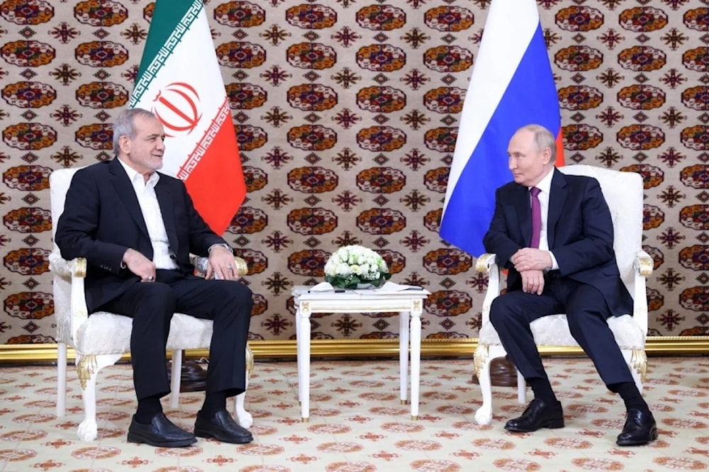 Encuentro entre el presidente de Rusia, Vladimir Putin, y su homólogo de Irán, Masoud Pezeshkian.