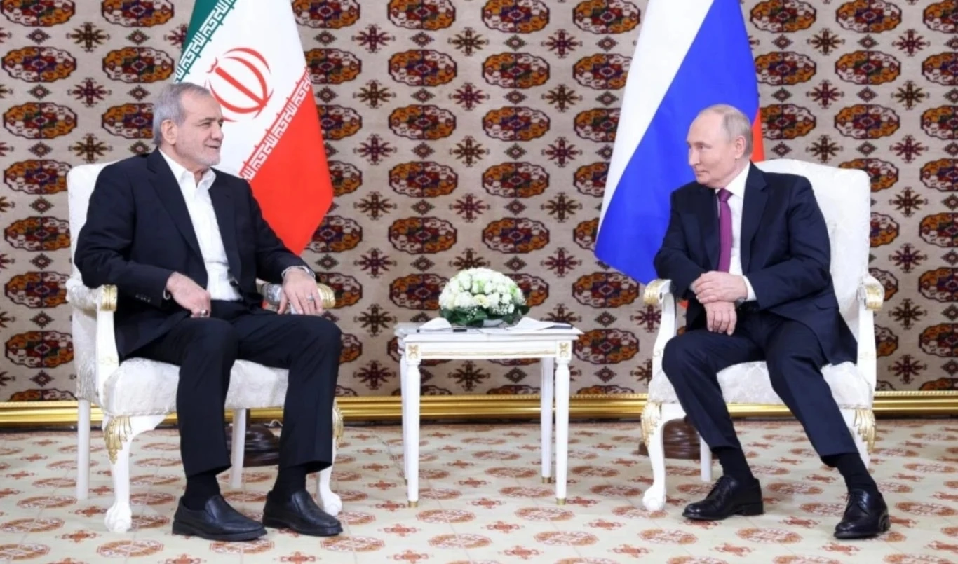 Encuentro entre el presidente de Rusia, Vladimir Putin, y su homólogo de Irán, Masoud Pezeshkian.