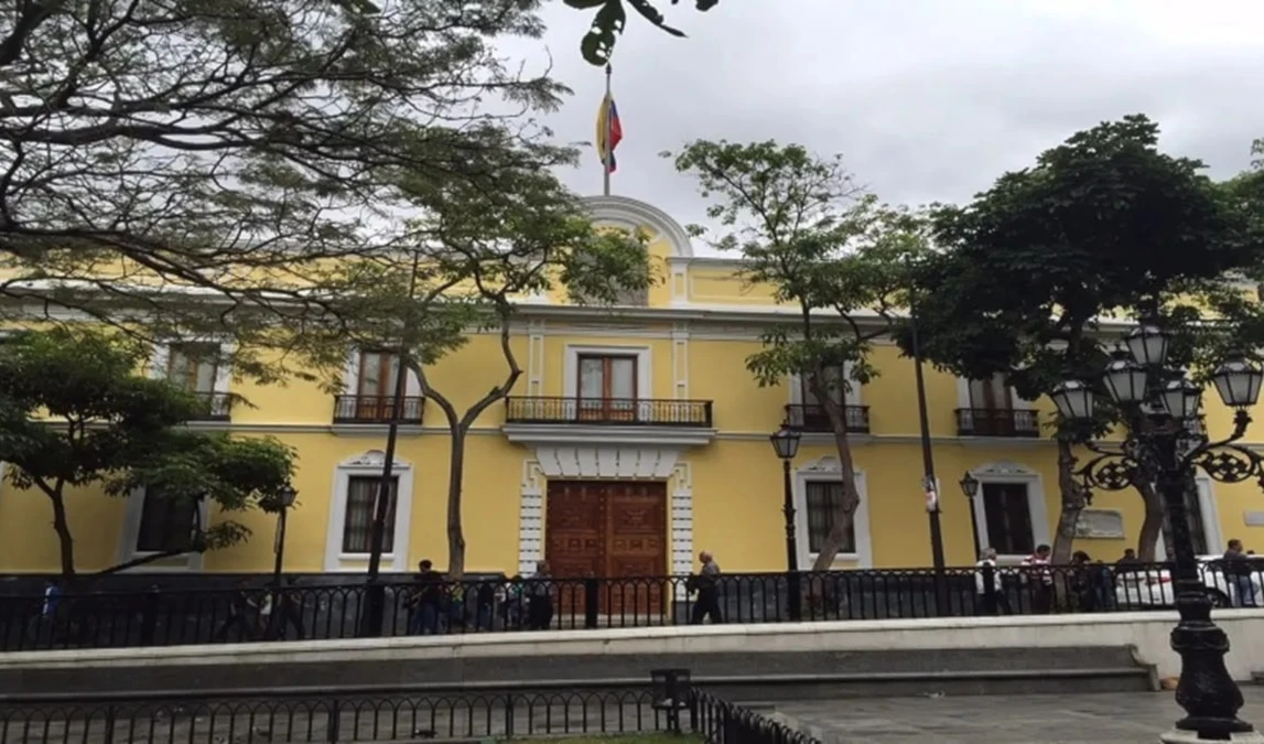 El gobierno venezolano enfatizó la continuidad de la toma de acciones necesarias bajo el Derecho Internacional para garantizar su estabilidad. El gobierno venezolano enfatizó la continuidad de la toma de acciones necesarias bajo el Derecho Internacional para garantizar su estabilidad.