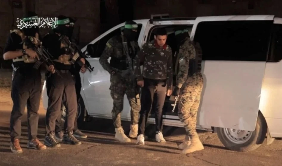 Brigadas Al-Qassam durante a entrega de prisioneros israelíes en Gaza.