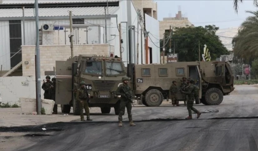 Tres soldados israelíes resultaron heridos durante la explosión de una bomba artesanal colocada en un vehículo militar en Yenín. Tres soldados israelíes resultaron heridos durante la explosión de una bomba artesanal colocada en un vehículo militar en Yenín.