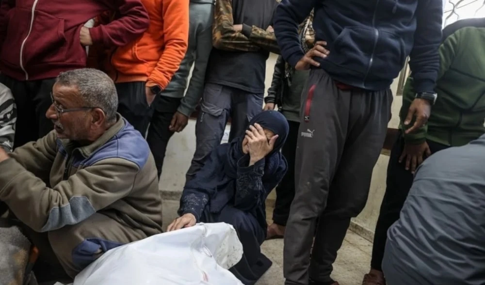 Palestinos lloran a familiares asesinados en el ataque al campamento de refugiados de Nuseirat en Gaza. Palestinos lloran a familiares asesinados en el ataque al campamento de refugiados de Nuseirat en Gaza.