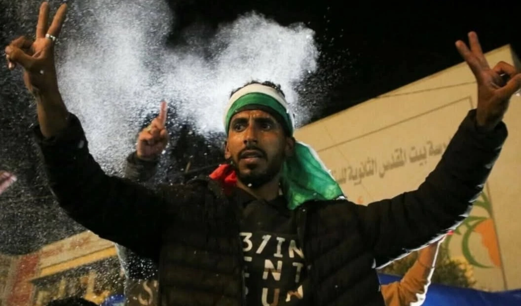 Palestinos celebran el cese de las hostilidades israelíes en la Franja de Gaza. Palestinos celebran el cese de las hostilidades israelíes en la Franja de Gaza.