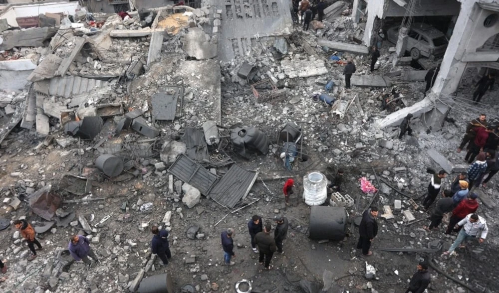 Palestinos inspeccionan escombros bajo los edificios en Jabalia provocados por bombardeos israelíes.