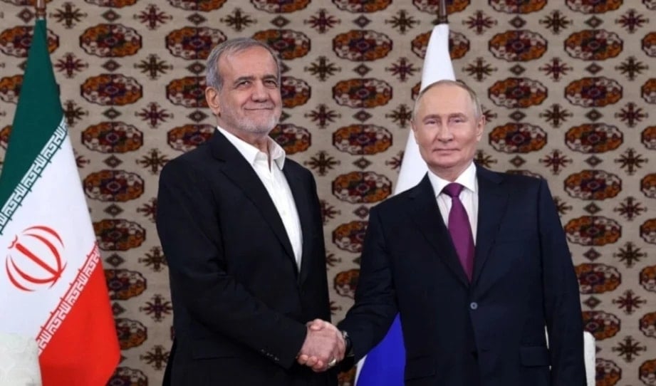 El presidente ruso, Vladimir Putin, y su homólogo iraní, Masoud Pezeshkian.