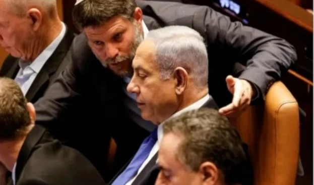 El ministro de Finanzas israelí, Bezalel Smotrich, y el primer ministro Benjamín Netanyahu.