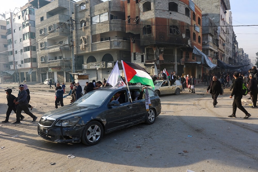 Izado de banderas palestinas en Gaza tras el inicio del alto al fuego.