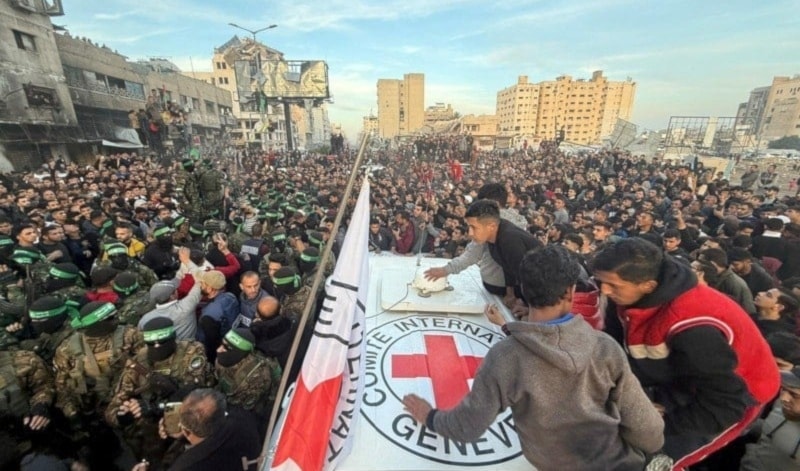 Palestinos reunidos en el centro de la ciudad de Gaza durante la entrega de los tres prisioneros israelíes a la Cruz Roja. 19 de enero de 2025