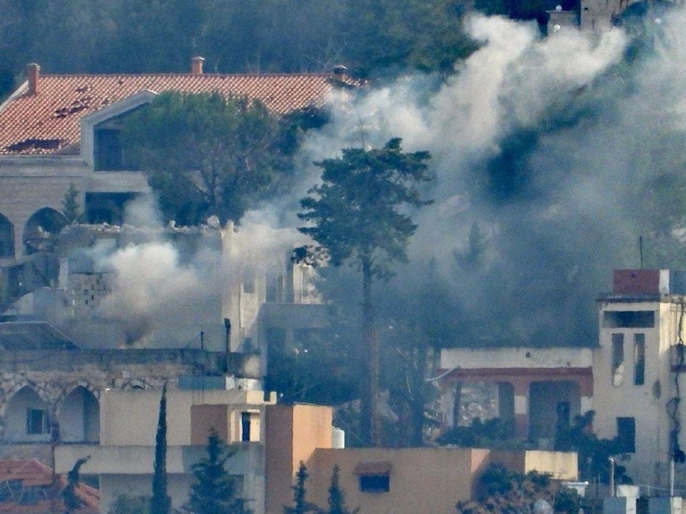 Quema y bombardeos de viviendas llevada a cabo por el ejército israelí en la localidad libanesa de Taybeh.