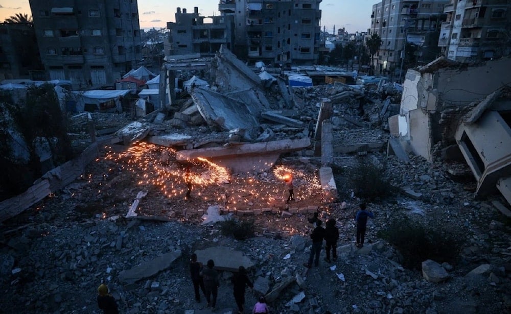 Palestinos celebran entre las ruinas de sus hogares destruidos el inicio del alto al fuego en Gaza.