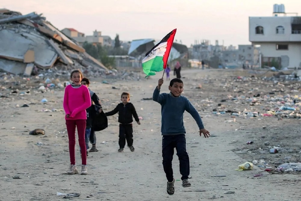 Niños izan la bandera palestina en la Franja de Gaza.