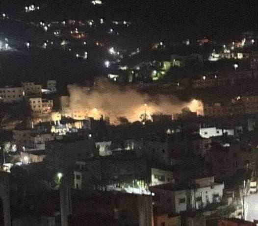 Humo tras la explosión de un artefacto explosivo improvisado contra un vehículo militar israelí en la localidad de Anabta, lo que resultó en más bajas entre las filas enemigas. (Foto: Redes Sociales)