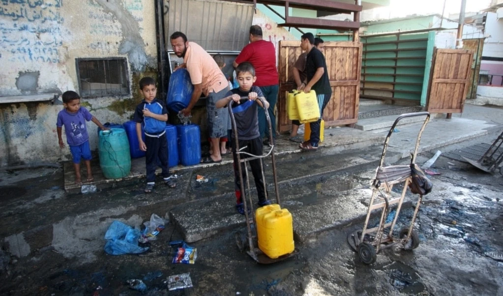 Alarmantes niveles de contaminacióLas fuerzas israelíes atacaron deliberadamente numerosas instalaciones clave de agua, saneamiento e higiene en Gaza, dañándolas o destruyéndolas.n del agua potable en Gaza