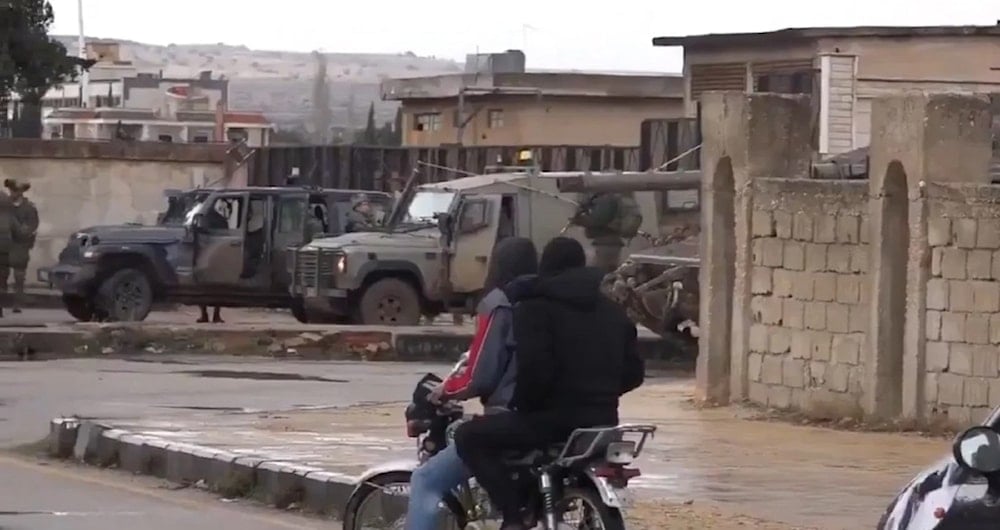 Vehículos israelíes en la ciudad de Al-Baath, en Quneitra.