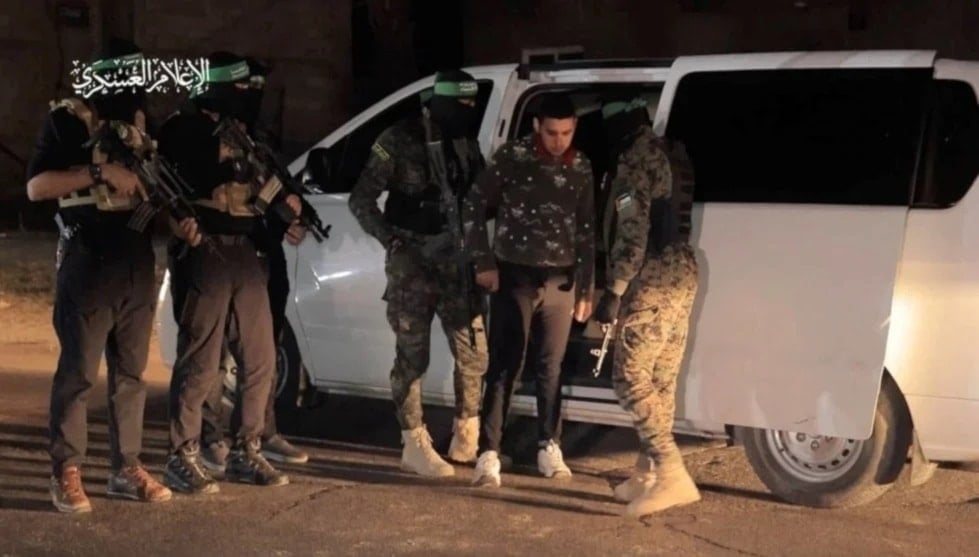 Entre de prisioneros de Al Qassam en el marco del acuerdo de intercambio durante la tregua con la ocupación. noviembre 2023. (Foto: Medios militares Al Qassam)