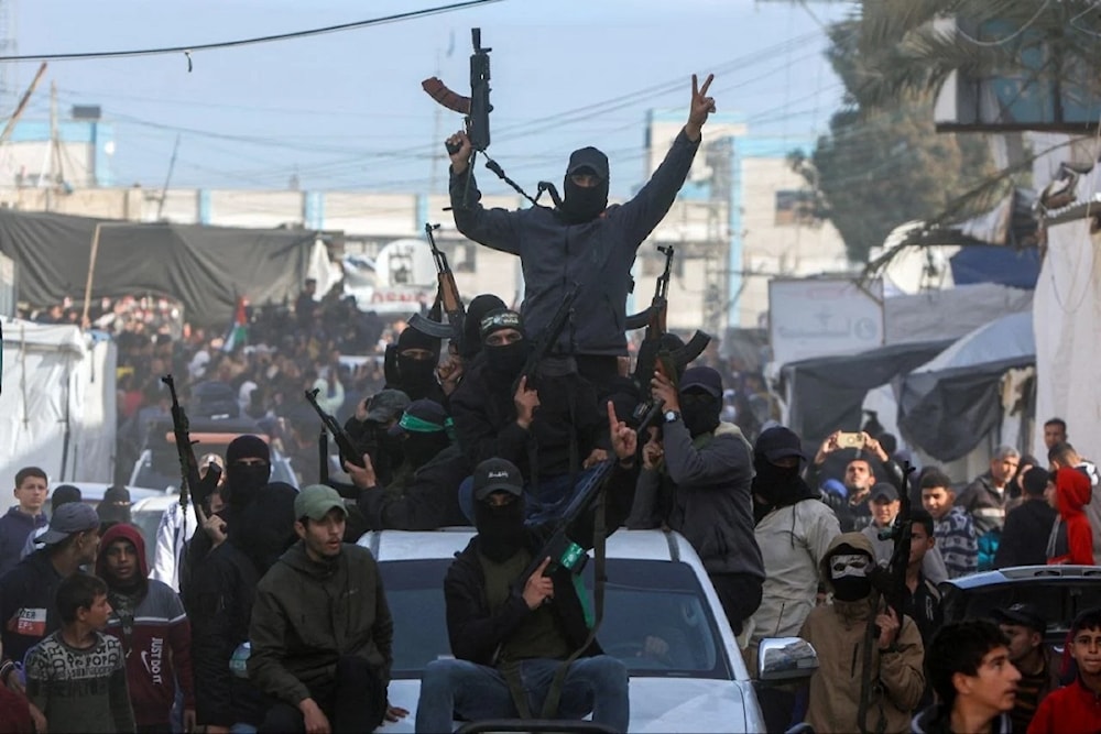 Miembros de las Brigadas Al Qassam salen a las calles tras puesta en vigor del cese al fuego.