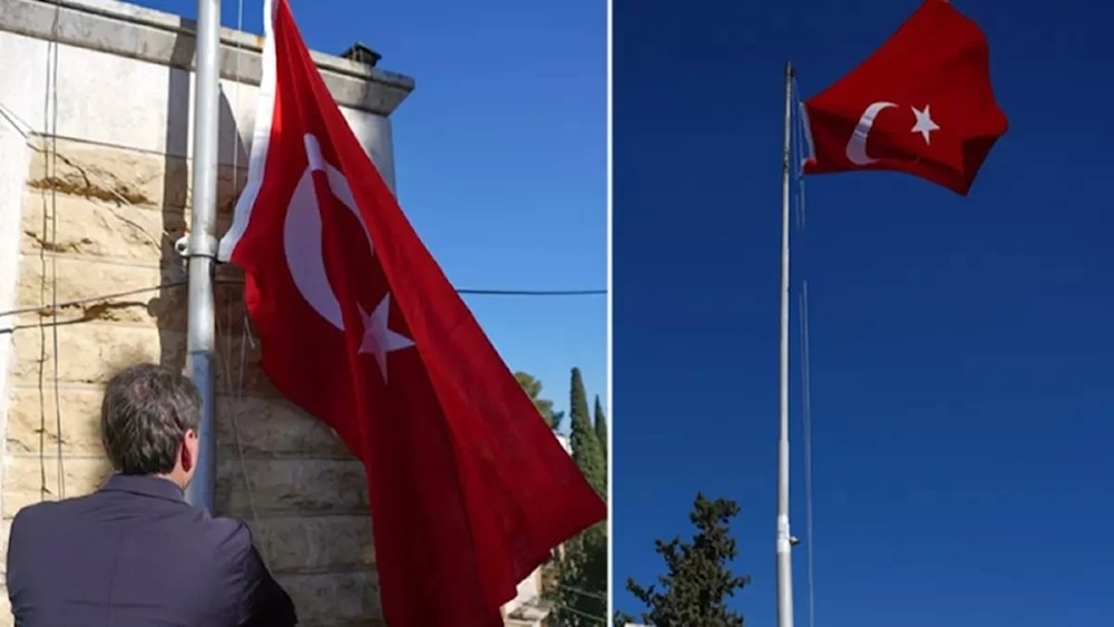 Izado de bandera de Turquía en su consulado en Alepo.