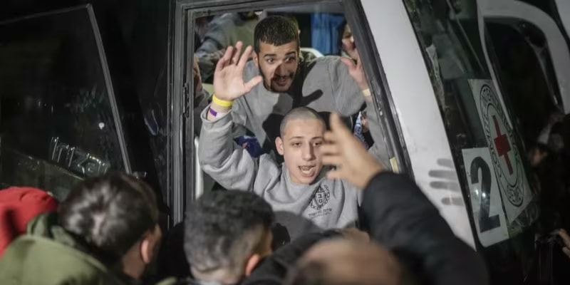 “Israel” libera 90 palestinos al inicio del canje con Hamas